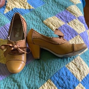 Chelsea Crew size 7.5 mustard retro heels